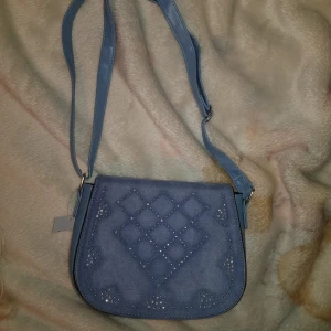  - Oanvänd väska med lapp, köpt i en affär i Kroatien. Den är blå och passar jättebra till sommar och vår.💛 Tveka inte om du har några frågor😍😍