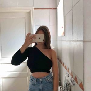  - Svart topp med en arm som man knyter i bak! Köparen står för frakt men kan mötas upp i Uppsala och ibland Sthlm  