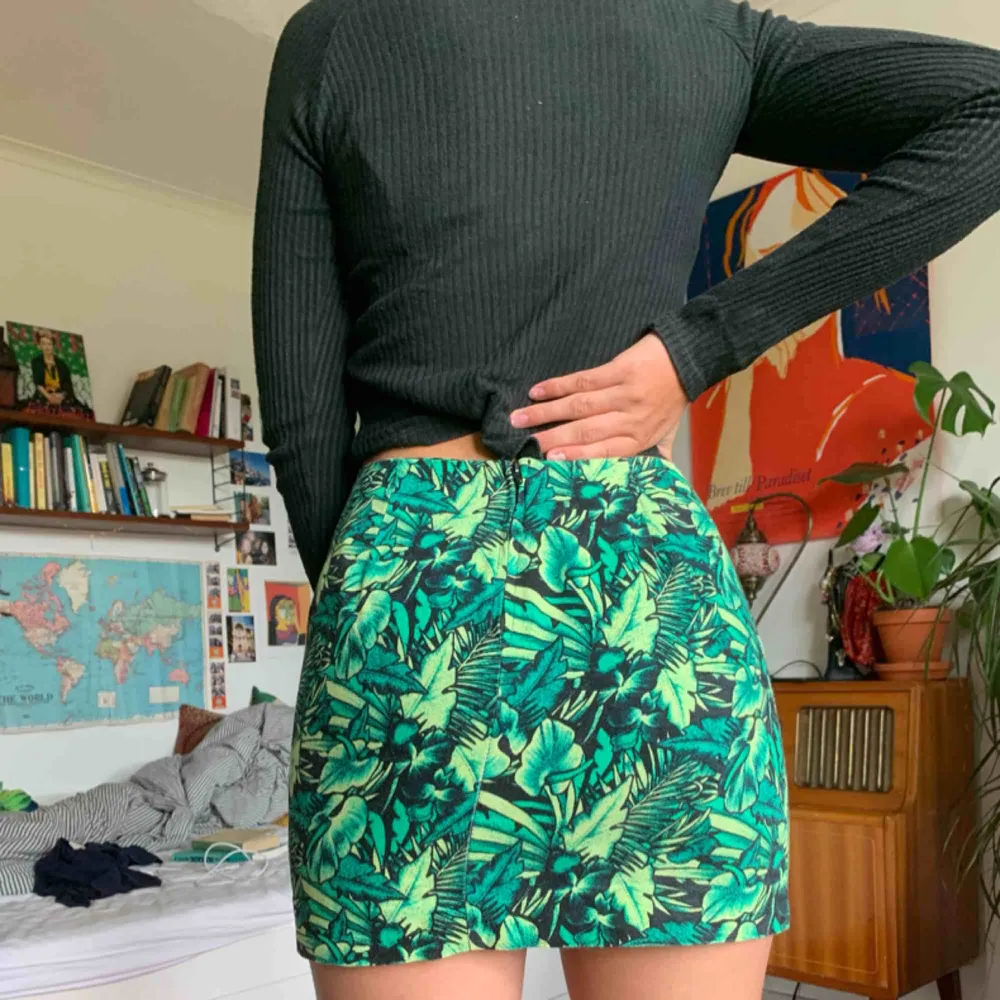 Tight kjol med mönster med växter. Kjolar.
