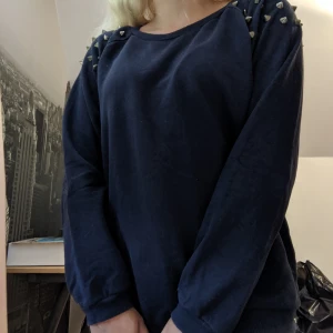  - Mörkblå tjocktröja med nitar på axlarna från Westhill redbird, köpt på Bikbok. Pris kan diskuteras