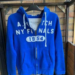  - Hoodie från A&F köpt i USA använt fåtal gånger! Stolek M! Går att postas men det står köparen för 😌