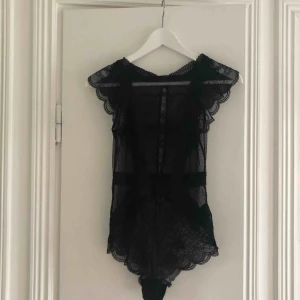  - Sjukt snygg body som jag tyvärr inte vet var den är ifrån men i jätte bra skick. Står ingen storlek men den sitter perfekt på mig som brukar ha s