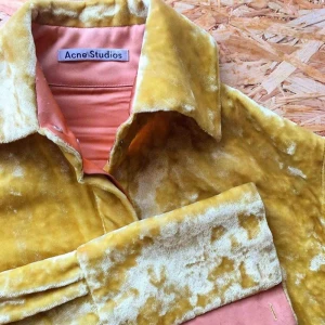  - Underbar men används för sällan. Köpt på pearl second hand. Fint oversize på mig som är 36a, men funkar nog 34-40. Skulle tro att det är en herrmodell pga långa ärmar. Köpare betalar frakt <3