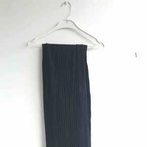  - Svart ribbad maxikjol med slits på ena sidan. Har även en liten underkjol inbyggd (: