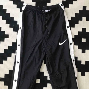  - Nike Sportswear byxa, strl XS. Säljes pga för lång för mig (är 151cm lång), därav aldrig använda och i nyskick. Köpare står för frakt men kan även mötas upp i centrala Stockholm. 