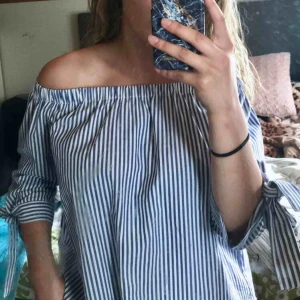  - Jättefin off shoulder topp från Forever 21.  Använt 1 gång.  Köparen står för frakt! Skriv vid frågor eller fler bilder :) Tar endast swish