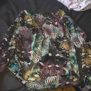  - Fin tunn tröja från Lindex, storlek XS men passar s också. Aldrig använd. Köparen betalar frakt själv 