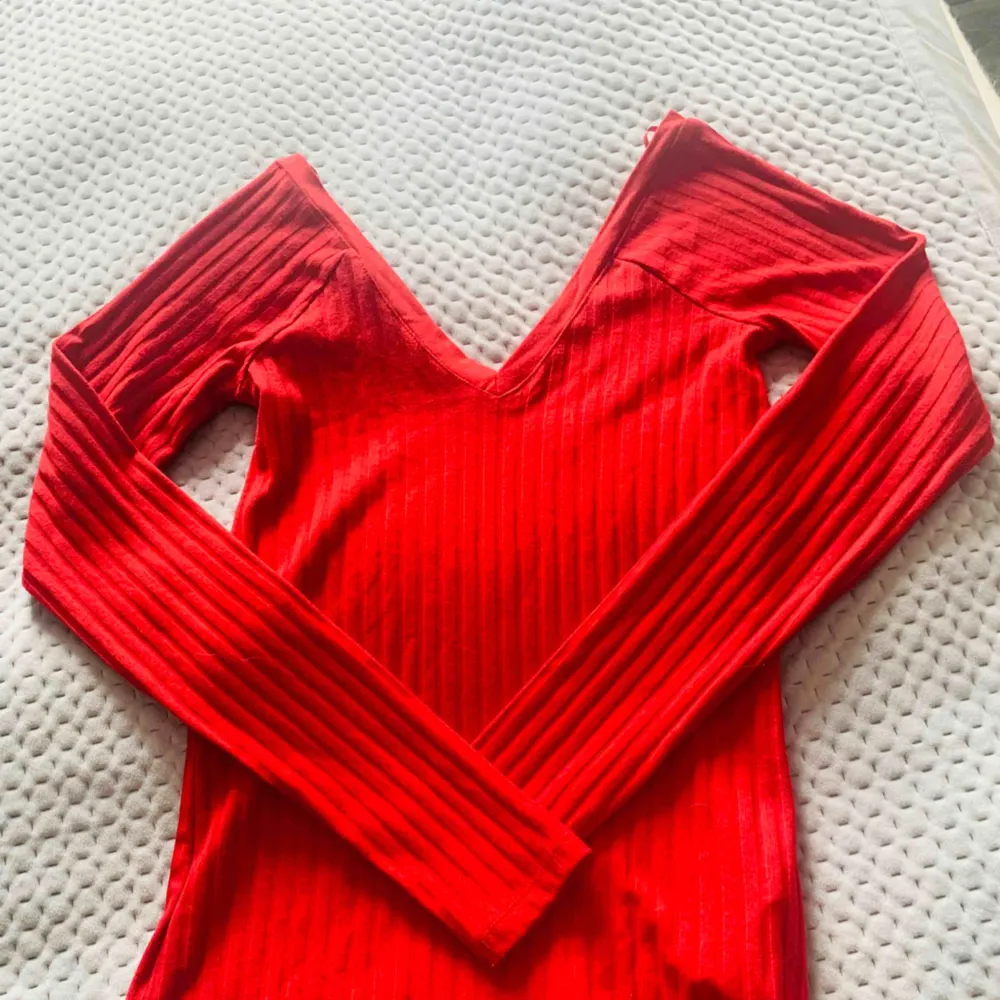 Röd tröja från Zara med fin V-ringning både bak och fram. Aldrig använd. . Tröjor & Koftor.