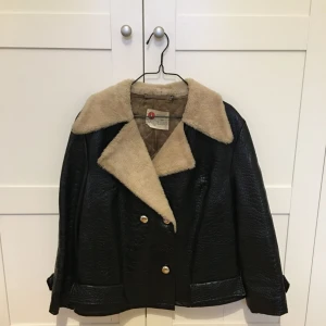  - Superfin och unik second hand-inköpt höstjacka i skinn med skinnkrage. Passar strl S-M. Oversize och kortare modell. Innefodret ej fastsytt längst ned (se bild 3) samt fattas en knapp. Möts upp i Sthlm eller skickas :) 
