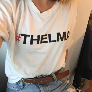  - Tröja från filmen ”Thelma and Louise”. Den har storlek XS men den passar på S också. Köpt i Spanien på affären stradivarius. På baksidan står det ”Who runs the world baby”. Köparen står för frakt eller så kan jag mötas upp i Stockholm :)