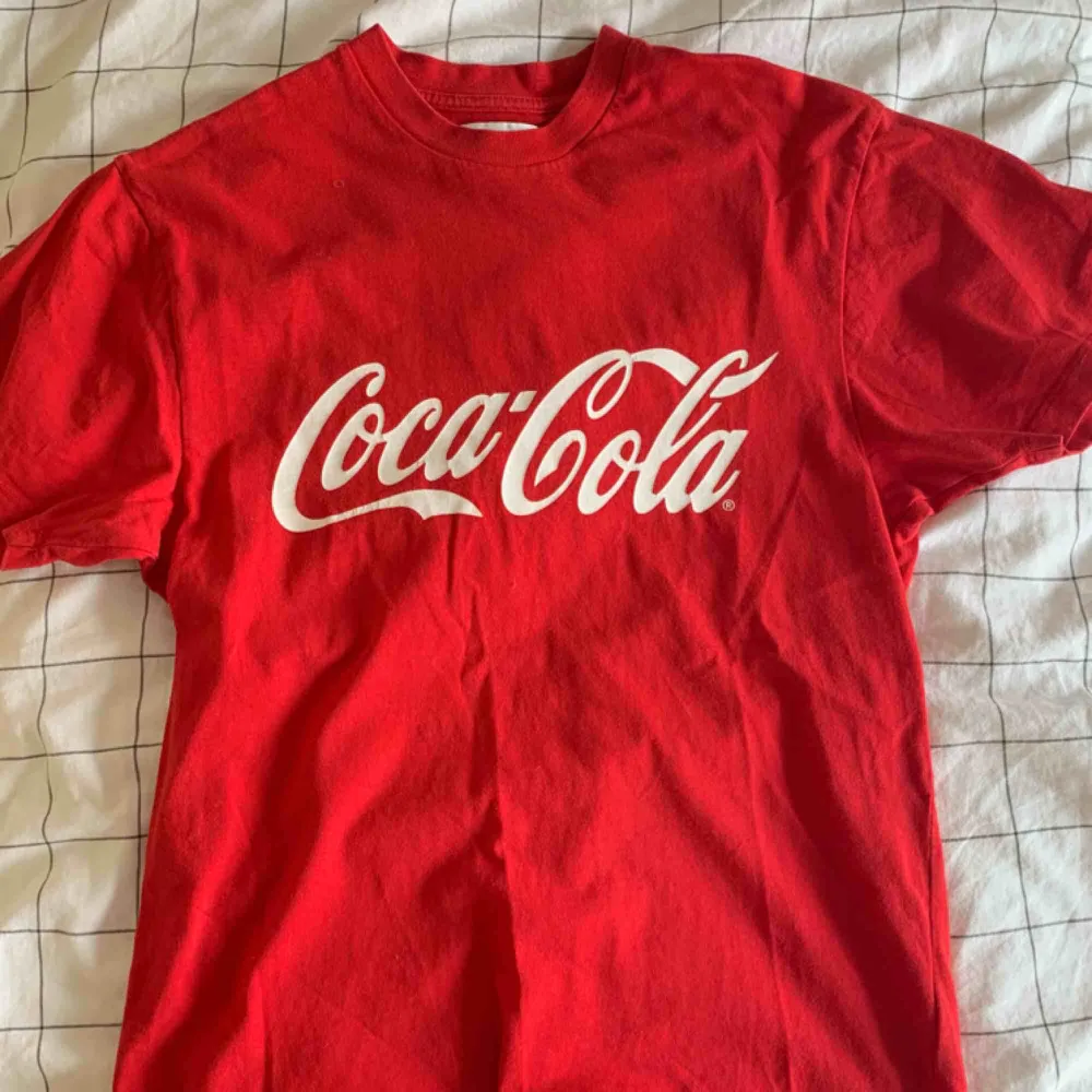skitsnygg röd T-shirt med coca-cola motiv :) köpare står för frakt på 40kr. T-shirts.
