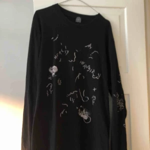  - Långärmad tröja från Heresy. I fint skick, använd några få gånger. 