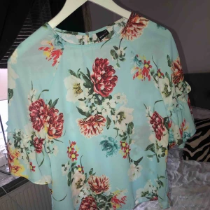  - Blus från BikBok, använd 3 gånger. Skickas gratis men vill man ha fler plagg tillkommer fraktavgift :)