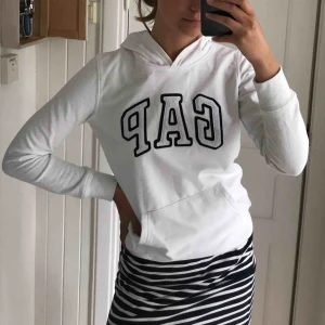  - Snygg vit hoodie från GAP. Har ficka och luva. Knappt använd och riktigt fräsch! 