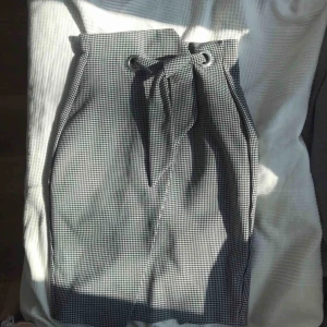  - Väldigt fin kjol från H&M som används fåtal gånger, dock har den spruckit cirka 7 cm i bak som sytts ihop lätt. (Därav de billiga priset) 💓💓