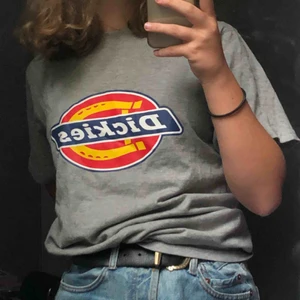  - Grå dickies tshirt med loggan som aldrig används så säljer vidare