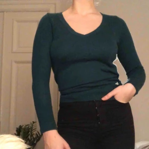  - Skön grön tröja med v-ringning från hollister. Knappt använd. Köparen står för frakt:)
