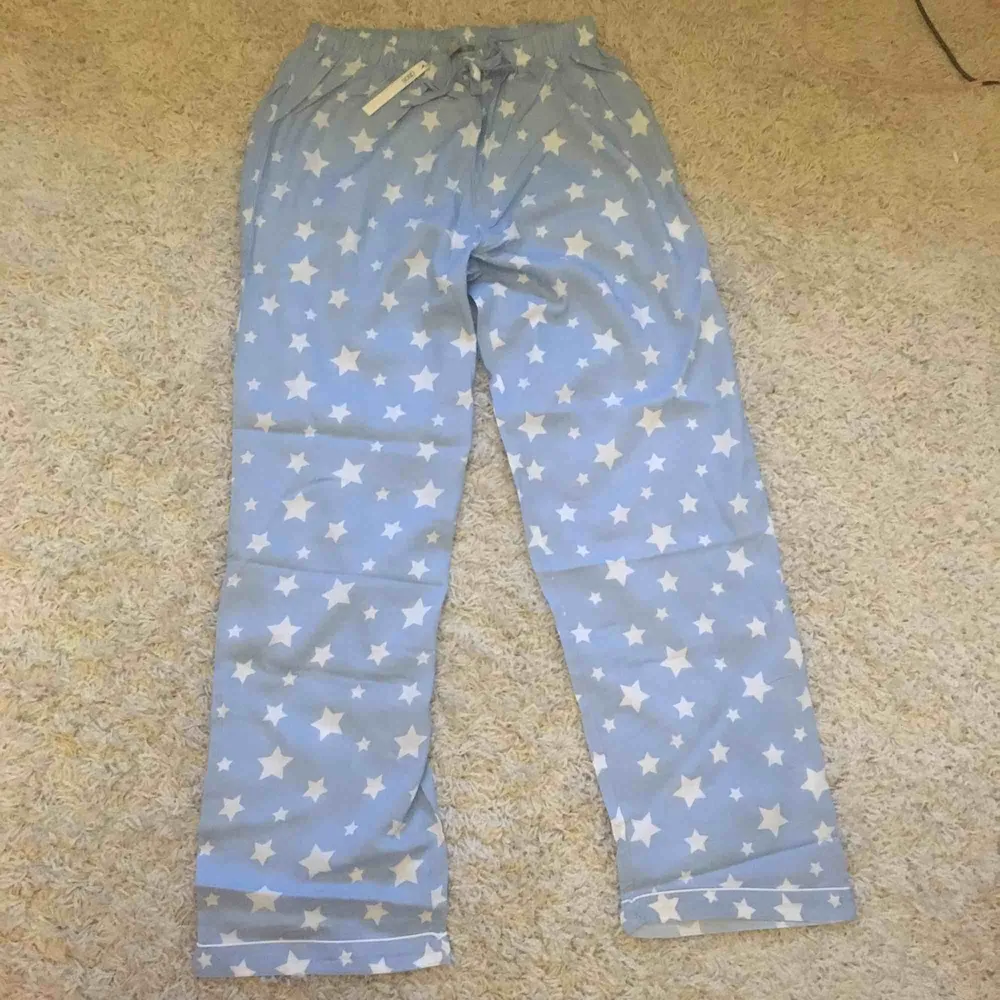 Ett par helt nya jättefina pyjamasbyxor från Asos. Säljer p.g.a för korta i benen. Byxorna är storlek 36 och går att dra ihop i midjan. Jag är 173 cm lång. 150kr inklusive frakt. Jeans & Byxor.
