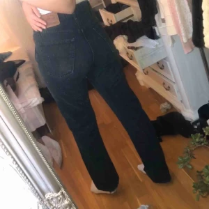  - Ett par grå/ svarta jeans i storlek 33, från märket ”Davy’s Jeanswear”. Jeansen har små slitningar vid enden av benet.  Kan mötas upp i Svedala eller Lund. Annars tillkommer fraktkostnad.