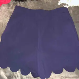 Marinblå shorts med fina detaljer runt benen☺️ I nyskick!
