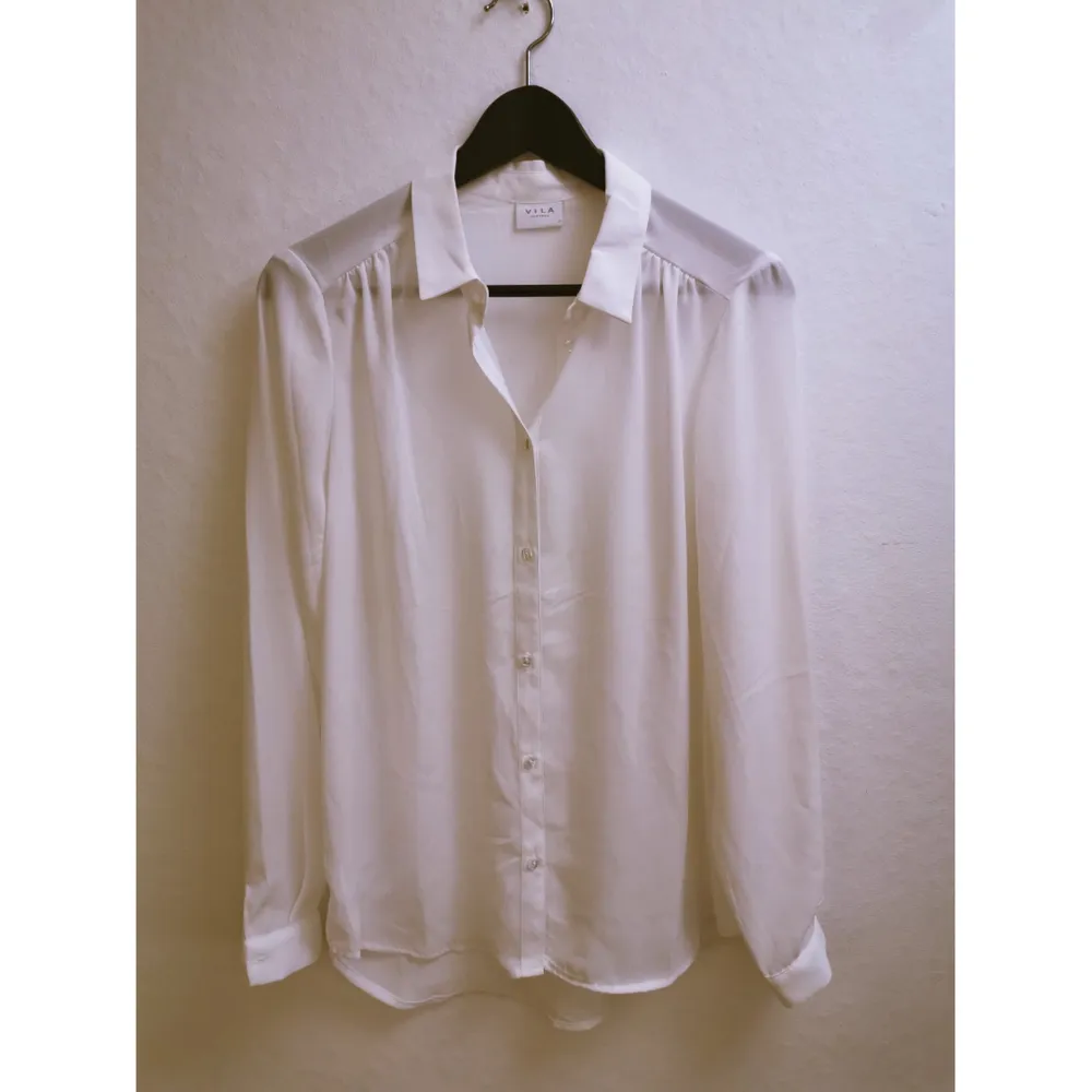 Oanvänd, tunn oversize skjorta från vila, köpt från Nelly för 379 kr . Skjortor.