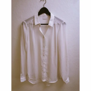  - Oanvänd, tunn oversize skjorta från vila, köpt från Nelly för 379 kr 