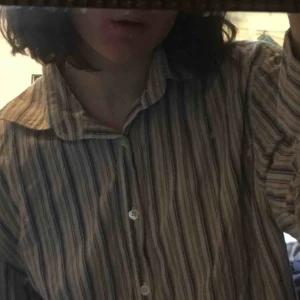  - Randig oversized vintage skjorta. Passa en S till M beroende på hur du vill att den ska sitta 