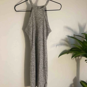  - Grå figurnära klänning