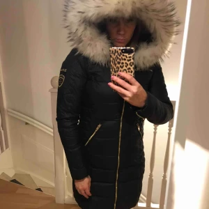 - Rockandblue svart jacka i stl 34, Passar xs-s, Guldiga detaljer, äkta pälskrage. 80%dun och 20 % fjädrar. Den är knappt använd så ser ut som ny! Kan skicka med PostNord 