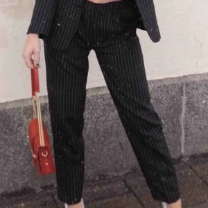  - Kostymset med både kavaj och byxa i marinblått, med vita kritstrecksränder. ÖNSKAS ENDAST EN AV ”DELARNA” ATT KÖPAS GÅR DET - annat pris diskuteras! I en storlek S och i FINT skick.