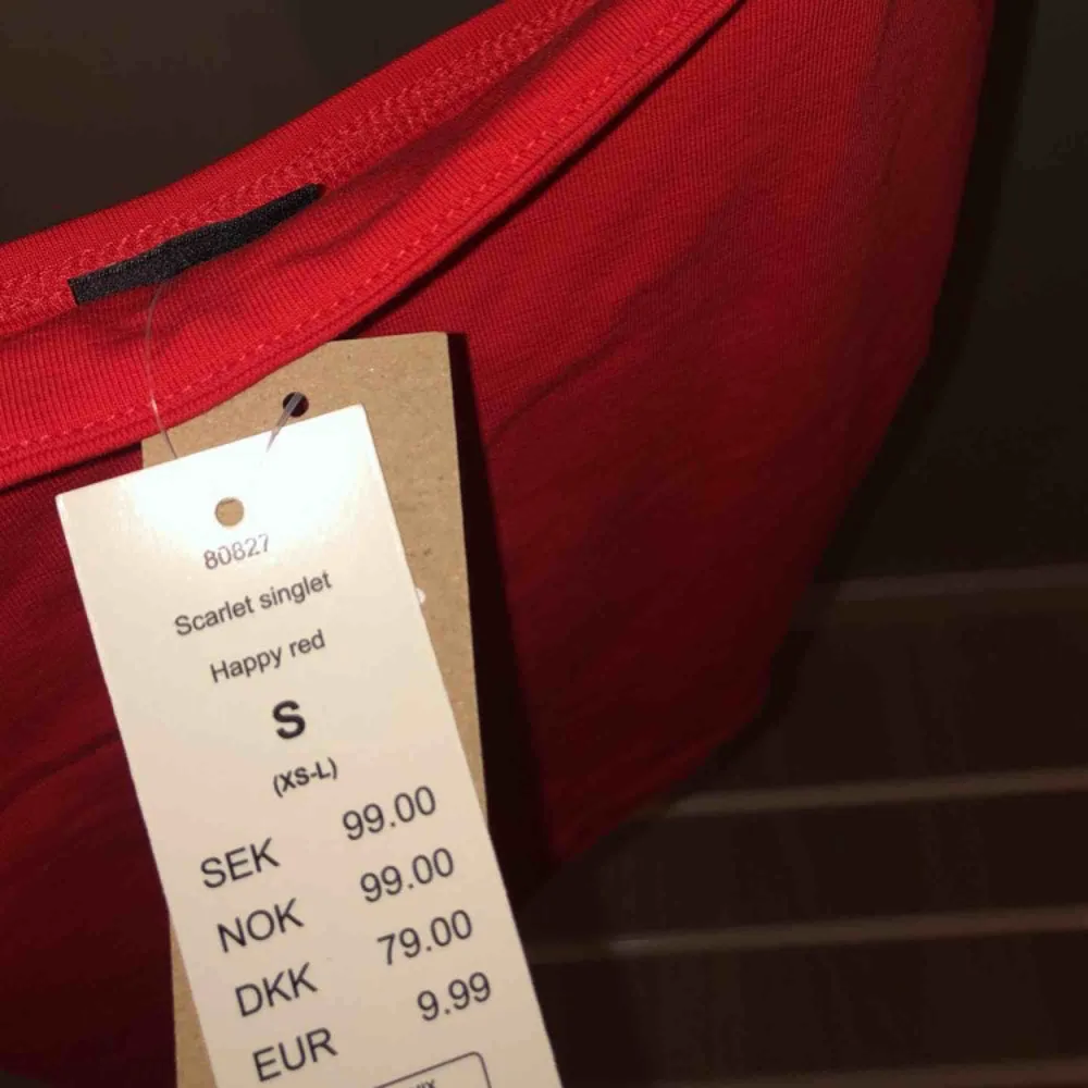 Säljer det populära linnet från Gina i storlek S. Helt oanvänd.   40 kr + frakt . Toppar.