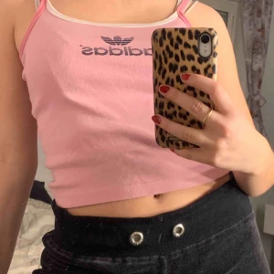  - Rosa adidas linne med vita/rosa axelband, sitter jättefint💘 Skriv om du har någon fråga eller liknande så svarar jag gärna!