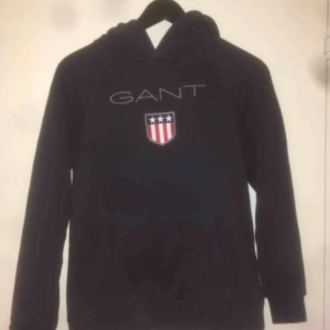  - Mörkblå gant hoodie bra skick från kidsbrandstore 