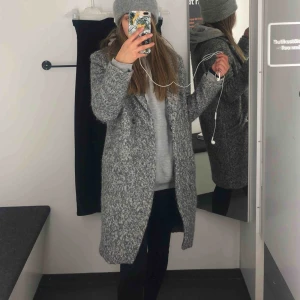  - Oversized grå kappa. Frakt tillkommer 