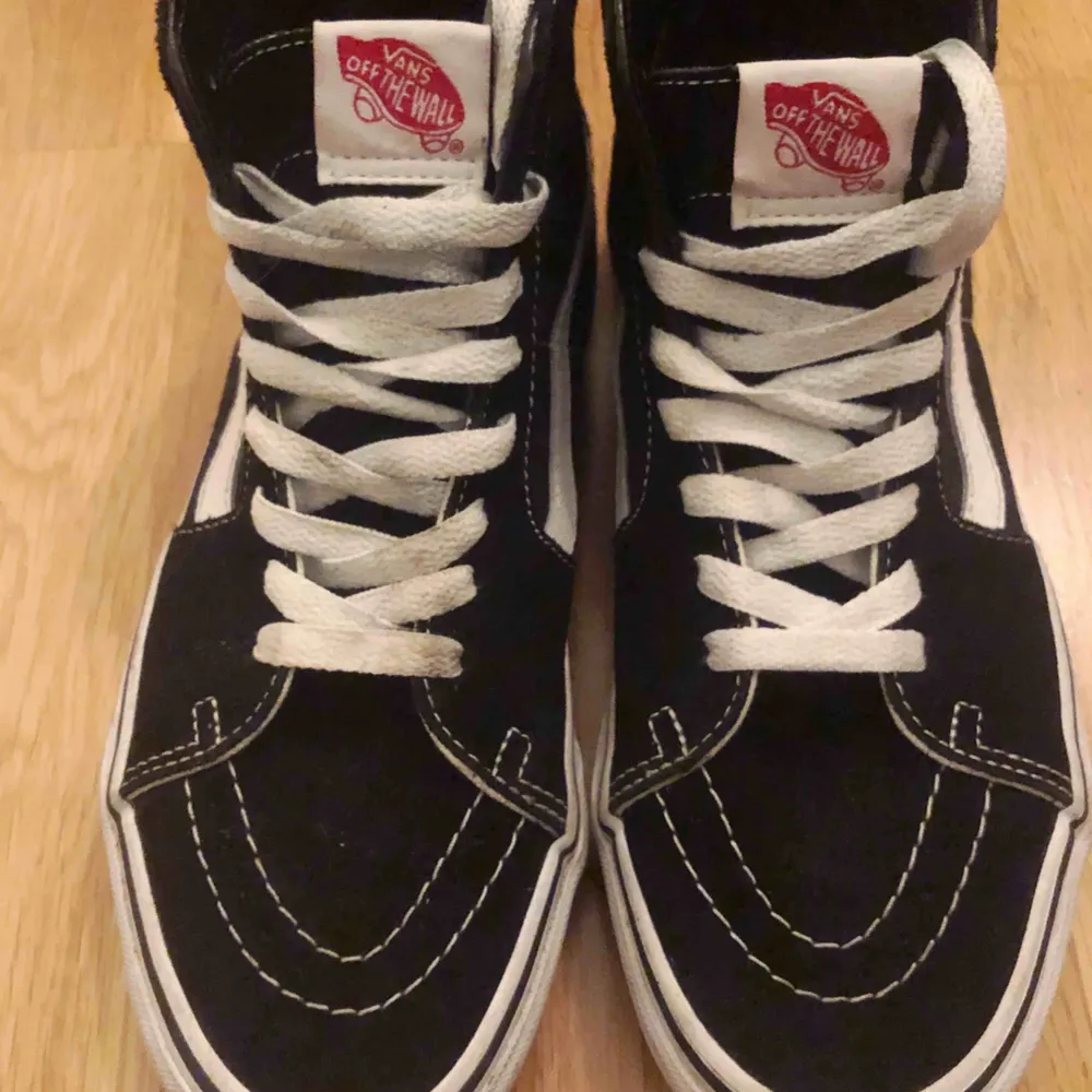 Klassiska höga Vans. Sparsamt använda i mycket bra skick. . Skor.