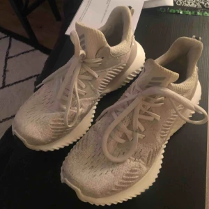  - Säljer mina Adidas W ALPHABOUNCE BEYOND då jag köpte för stor storlek. Använt 4 ggr på gymmet så inprincip oanvända.  Nypris: 1400kr  Frakten ingår i priset! Kan tänka mig gå ner i pris vid snabb affär