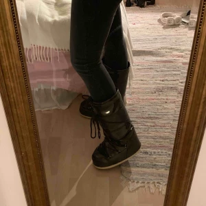  - Häftiga Moonboots i grått/svart. Jättesköna och varma skor i ett bra skick. Antingen betalar köpare frakt eller så kan jag mötas upp i Stockholm.