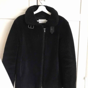  - Teddy-jack från märket stand  Sparsamt använd, bra skick.  Storlek 42 men ganska liten i storleken  Nypris 2 000