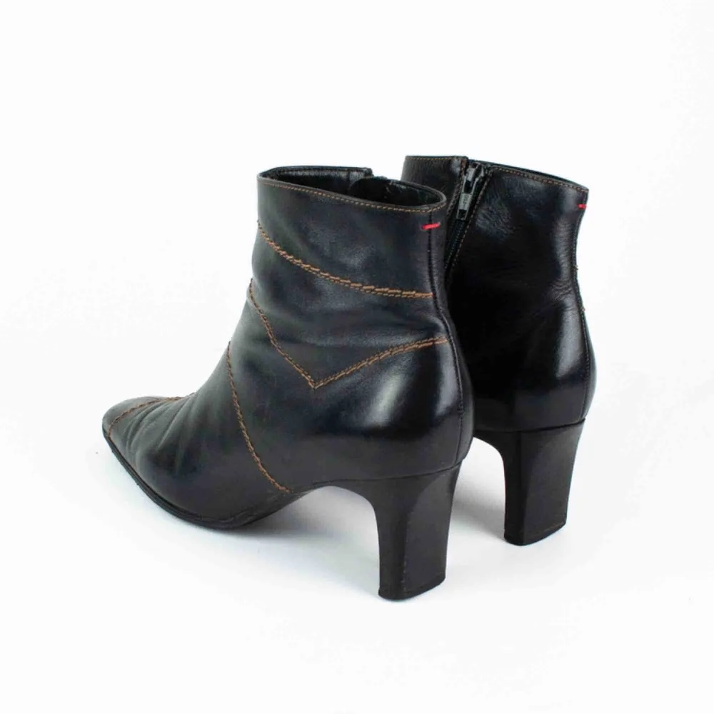 Vintage 00s Y2K real leather heeled slim square toe ankle boots in black  Light signs of wear  Label: 4, fits best 37-37.5 Free shipping! Read the full description at our website majorunit.com No returns. Skor.