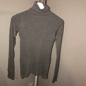  - Grå ribbad polotröja, frakten ingår i priset🥰