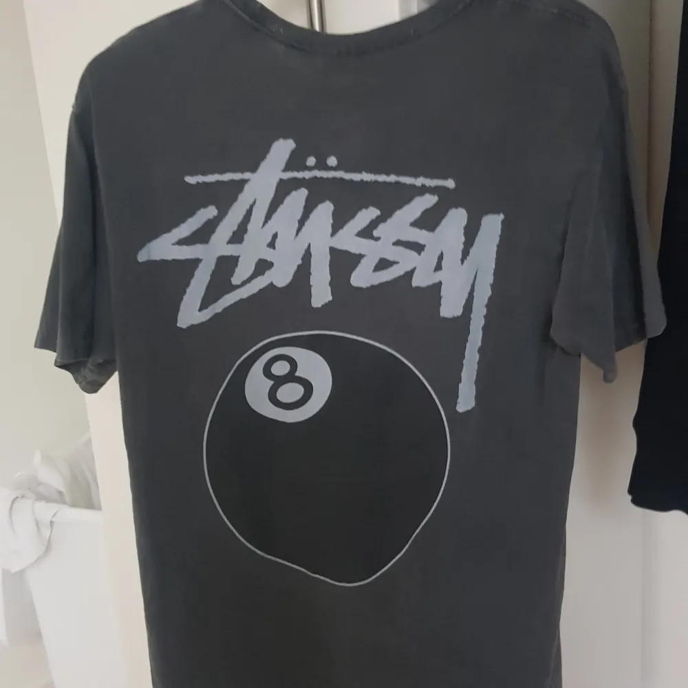 Stussy 8ball t-shirt herrstorlek M. Köpt i London i Stussy butiken för 50 pund, jag har kvar kvittot. Sparsamt använd. Funkar för båda kön. Skicka meddelande om du har frågor :). T-shirts.