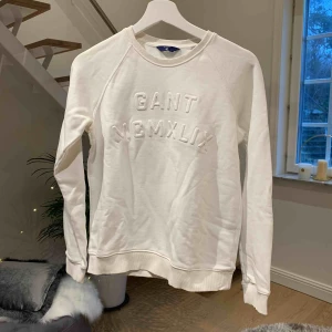  - Vit collegetröja från gant. Är i fint skick. Priset 250 kr inkluderar frakten.