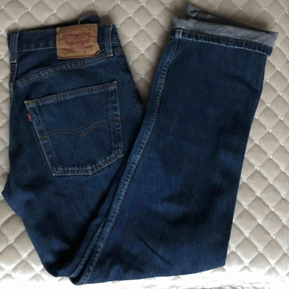 Ett par skitcoola Levi’s jeans i en mörkblå färg från 1990. Var min mammas gamla men har tyvärr varken kommit i användning av varken henne eller mig pga för små för oss. . Jeans & Byxor.