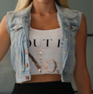  - Jeansväst från H&M i storlek 34. Västen har varit en jeansjacka från början innan jag köpte den. Har köpt den i en second hand butik. Att den är väl använd gör att den har en naturligt stilen cool look. 