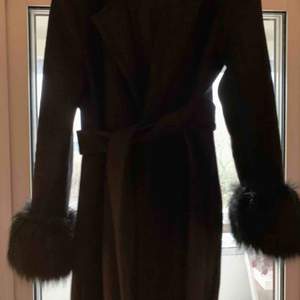 Säljer denna svarta kappa från Zara strl S. Den har fejk päls vid händerna som ej är avtagbar! Möts endast upp i sollentuna eller fraktar, köparen står för frakt.