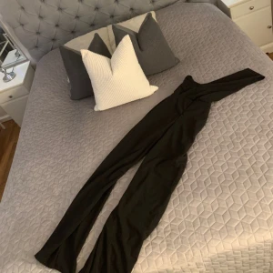  - Jätte snygggggg jumpsuit One shoulder säljer den för den är förstor helt ny med lapp kvar köpt som xs men är som en S