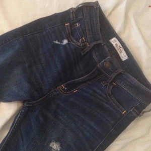  - ett par hollister jeans med lite stretch. superfina slitningar