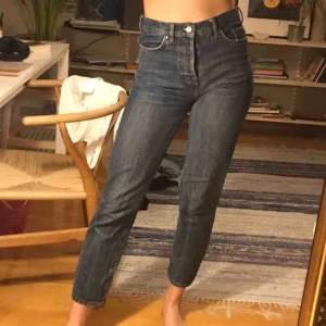  - Högmidiade jeans från karve. lite slitna + en liten fläck på rumpan. Frakt tillkommer!
