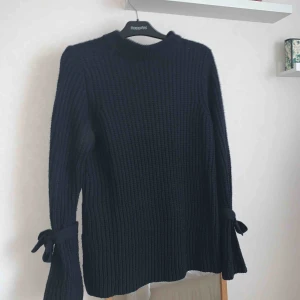  - Mjuk och skön stickad från rut&circle, jätteskön och sticks absolut inte! Säljs pågrund av att den bara hänger i garderoben 