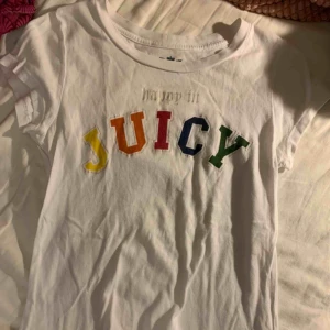  - Jättesöt tröja i vit från juicy coutoure med färgade bokstäver och guldkant runt om. Är i ett väldigt mjukt material och är i nyskick.